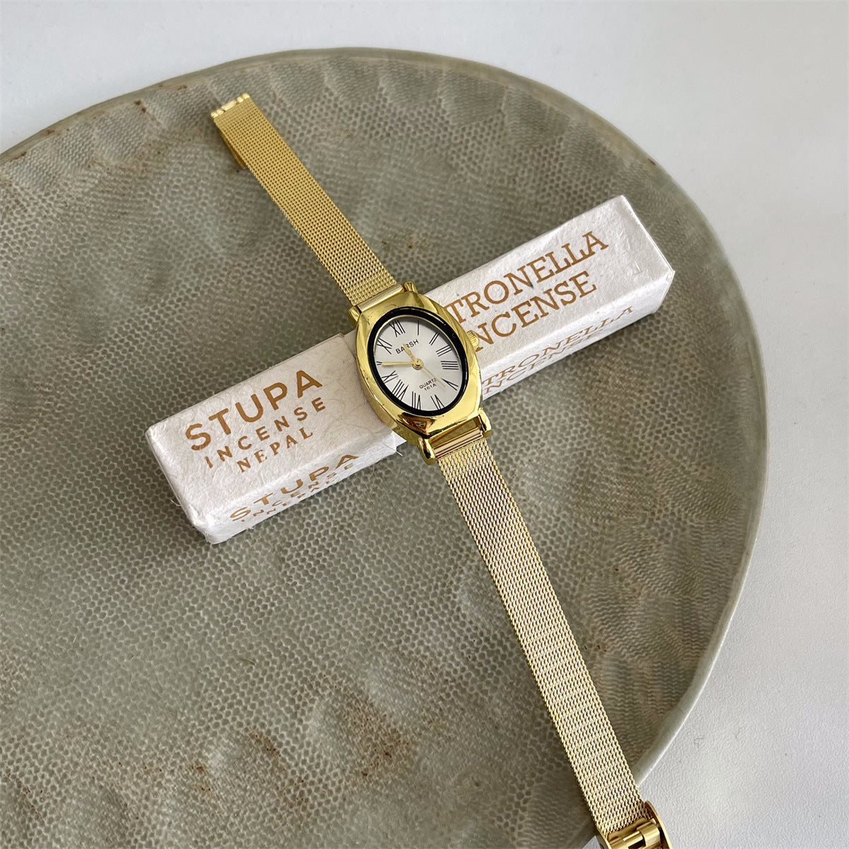 New small dial oval vintage watches, high-end vintage women's watches, niche temperament, fashionable women's watches wholesale