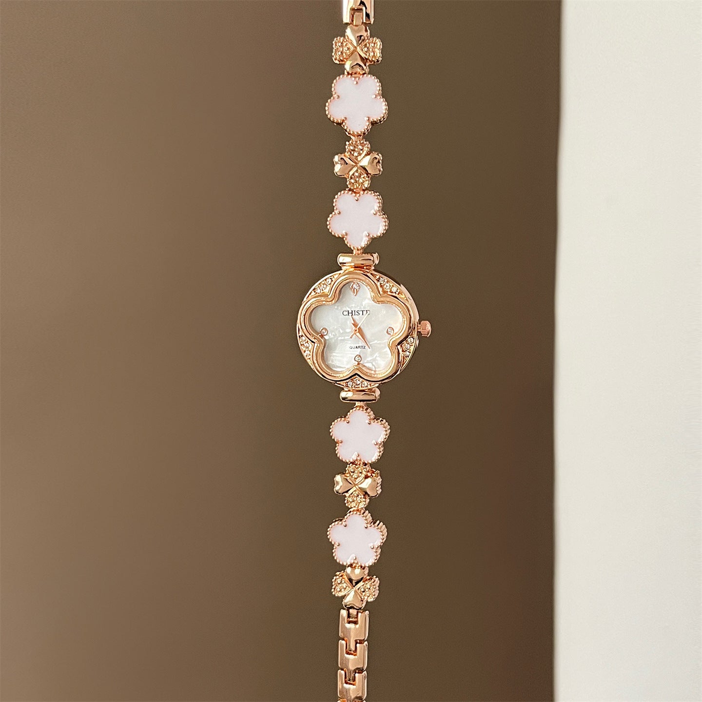 2025 Hot Bracelet Watch for Women, Light Luxury Four-Leaf Clover Mother-of-Pearl High Aesthetic Value Watch, Niche Fashionable for Women