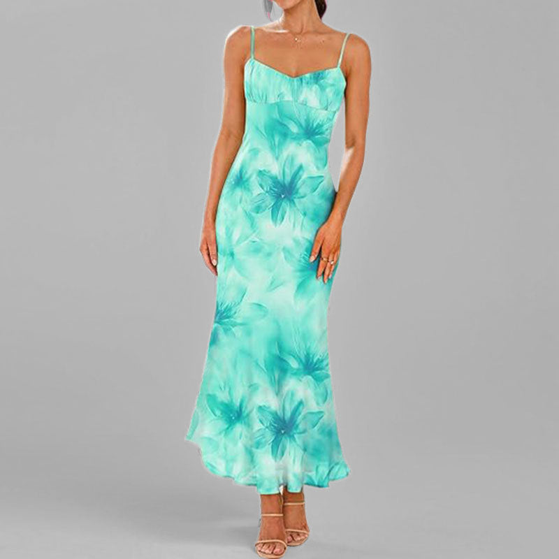 Tendência da moda feminina para o verão de 2025, estilo europeu e americano: vestido sexy com decote em V, alças e estampado na anca.