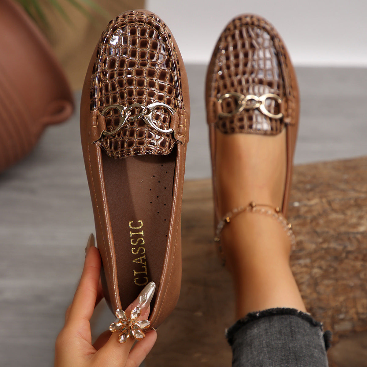 Cross-border women's shoes wholesale, export brown crocodile pattern women's loafers, women's flat casual shoes, everyday women's shoes