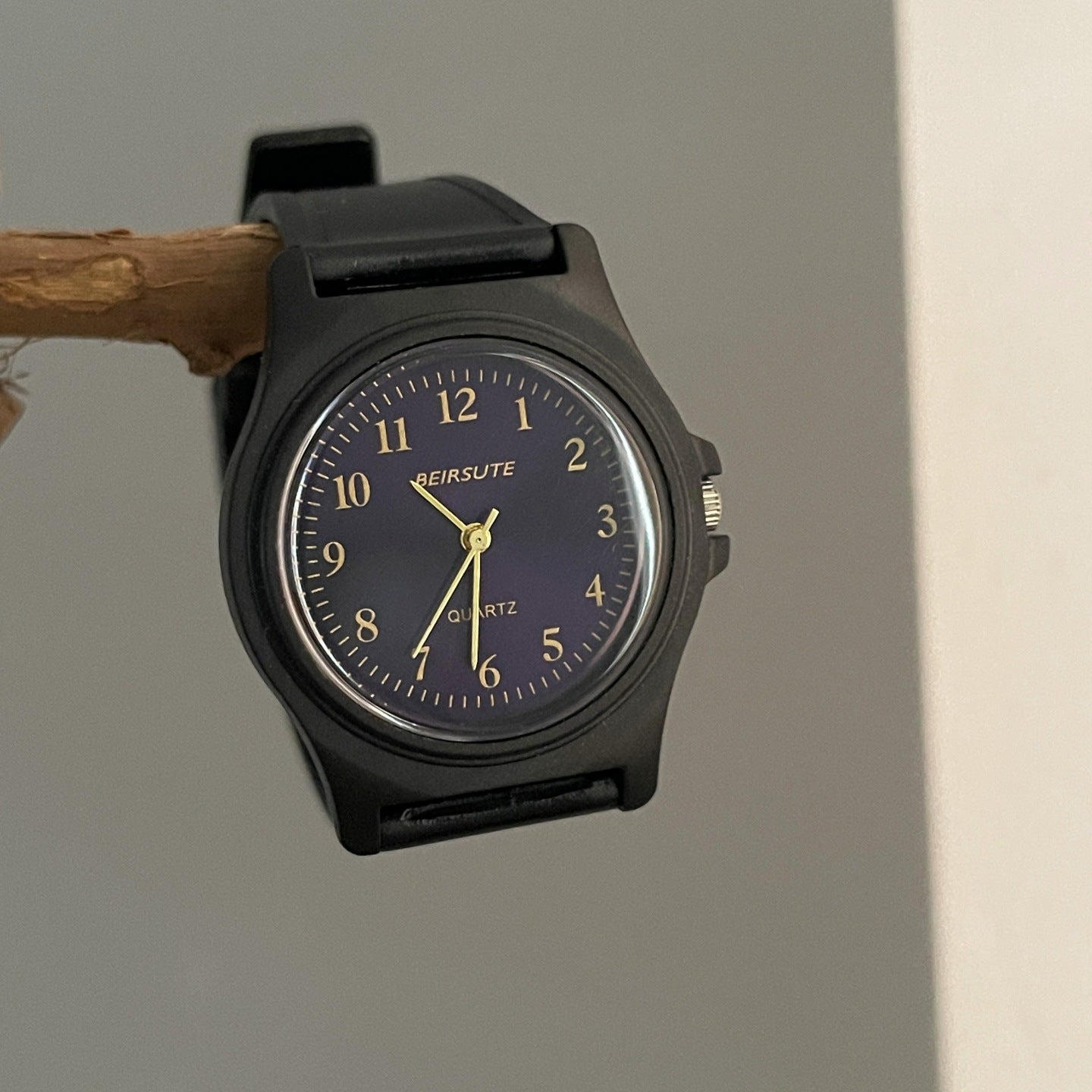 Cross-border sourcing, casual personalized, fashionable, unisex watches can be designed with black straps, adult student watches