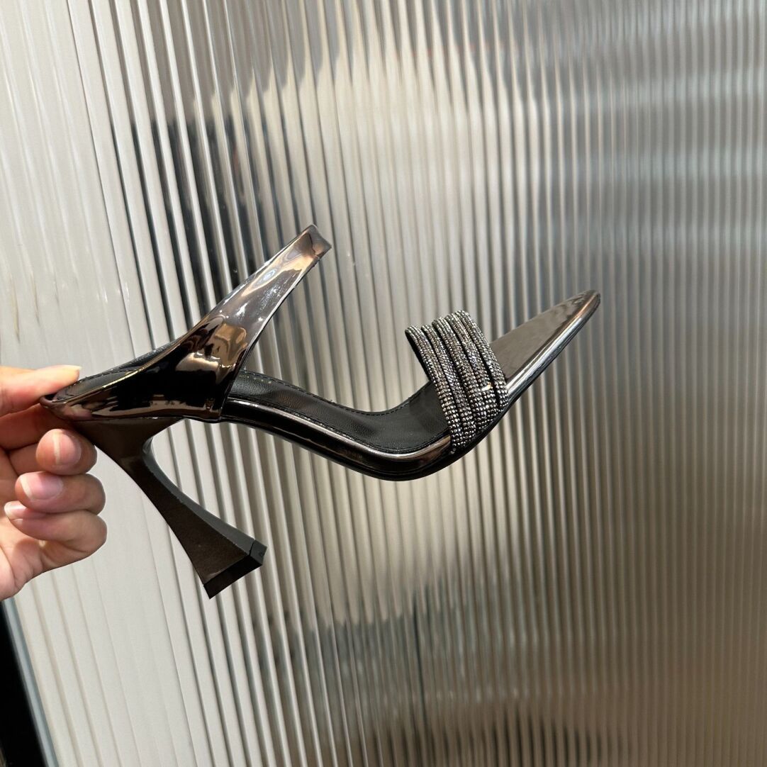 WO Huizhou City's 2026 autumn new one-line strap sandals, horseshoe heels, gun-colored high heels, fashionable European and aesthetic