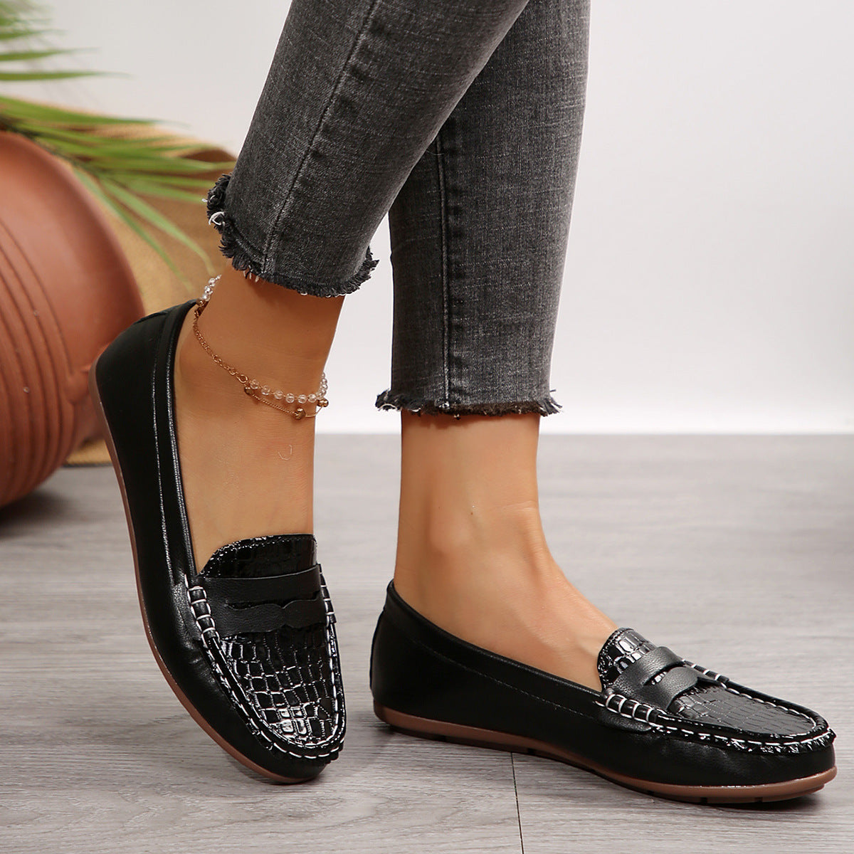 Cross-border women's shoes wholesale, foreign trade black crocodile pattern women's loafers, women's flat casual shoes, everyday women's shoes