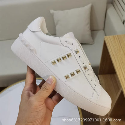 Sapatos de tabuleiro respiráveis de outono e inverno, sapatos masculinos casuais, sapatos brancos, sapatos individuais masculinos, rebites, sapatos da moda da estação europeia, sapatos femininos