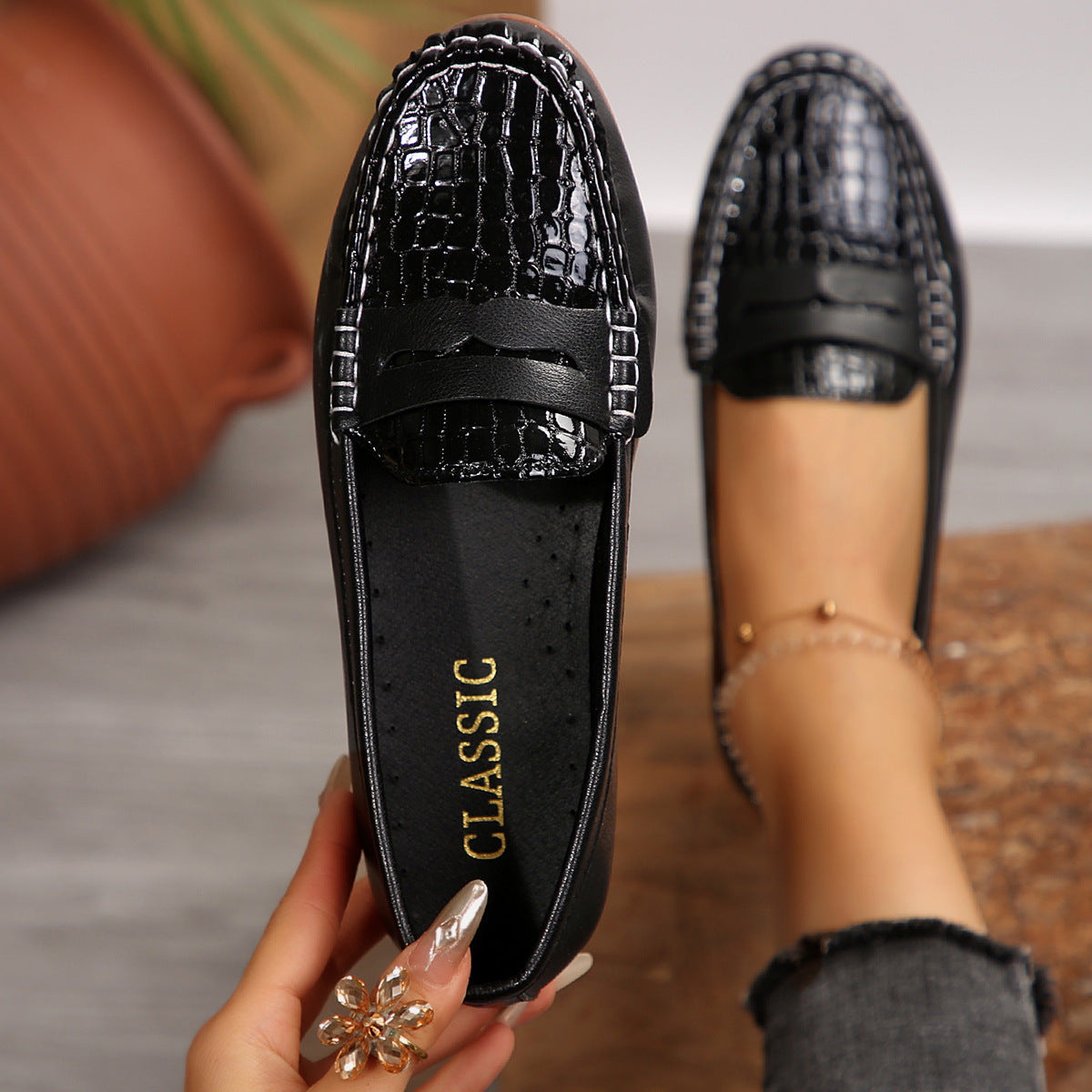 Cross-border women's shoes wholesale, foreign trade black crocodile pattern women's loafers, women's flat casual shoes, everyday women's shoes