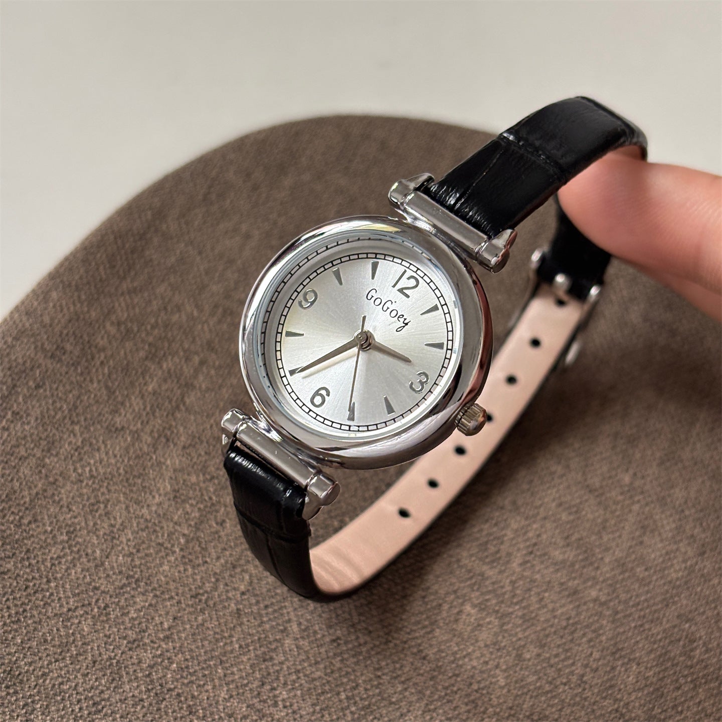 Niche, high-aesthetic light luxury women's watches, exquisite vintage schoolgirl temperament, simple small dial casual wristwatches for women