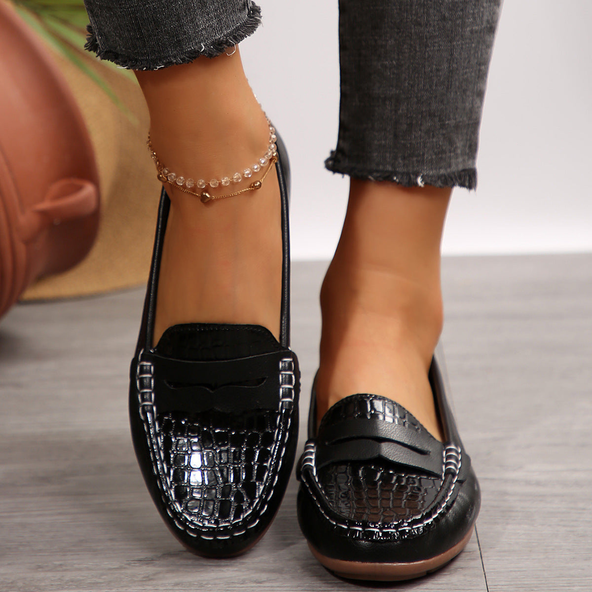 Cross-border women's shoes wholesale, foreign trade black crocodile pattern women's loafers, women's flat casual shoes, everyday women's shoes