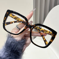 Dragging black leopard pattern white plain