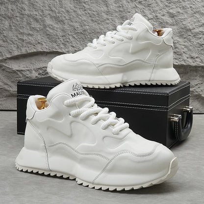 Sapatos casuais bonitos 2025 genuínos de sola macia sapatos brancos de sola grossa Moda esportes couro macio sola macia sapatos de pai para homens