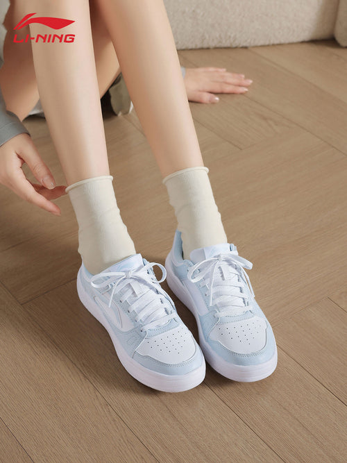 Sapatilhas Li-Ning para mulher, sapatos casuais azuis da moda, sapatos brancos versáteis cor de céu limpo, sapatilhas de mulher leves e respiráveis