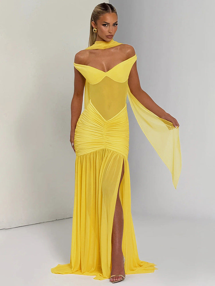 Vestido curto e justo, com decote em V, pregas, racha alta e corte que realça a anca, em cores sólidas, com inspiração europeia e americana.