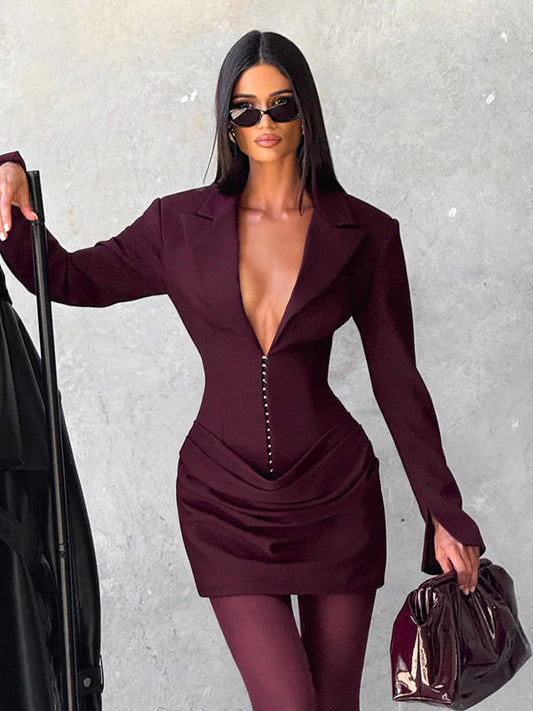 Vestido feminino elegante e moderno para o outono/inverno, de cor sólida, com decote em V profundo, pregas e corte que afina a cintura. Ideal para ocasiões formais e informais.