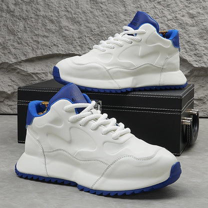 Sapatos casuais bonitos 2025 genuínos de sola macia sapatos brancos de sola grossa Moda esportes couro macio sola macia sapatos de pai para homens