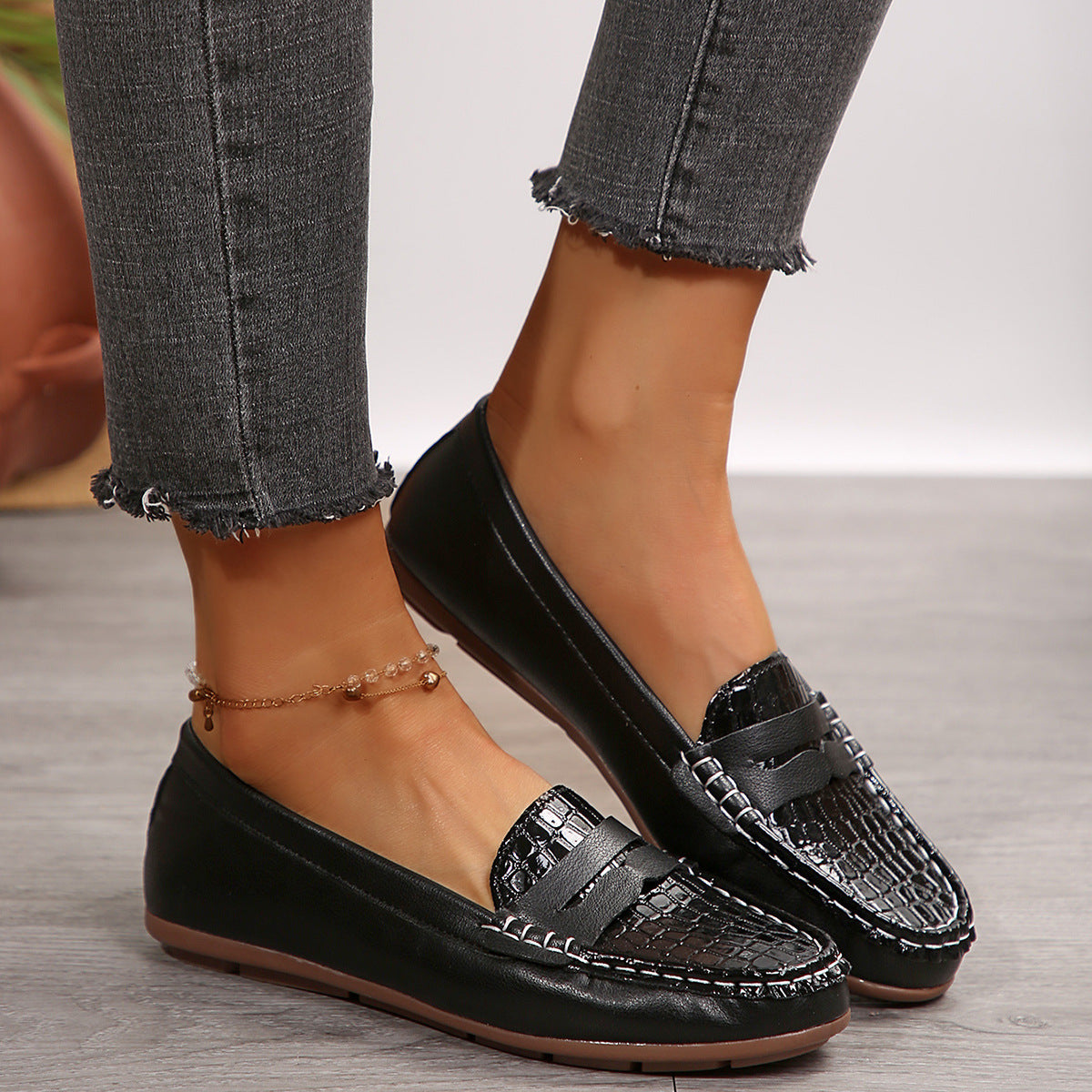 Cross-border women's shoes wholesale, foreign trade black crocodile pattern women's loafers, women's flat casual shoes, everyday women's shoes