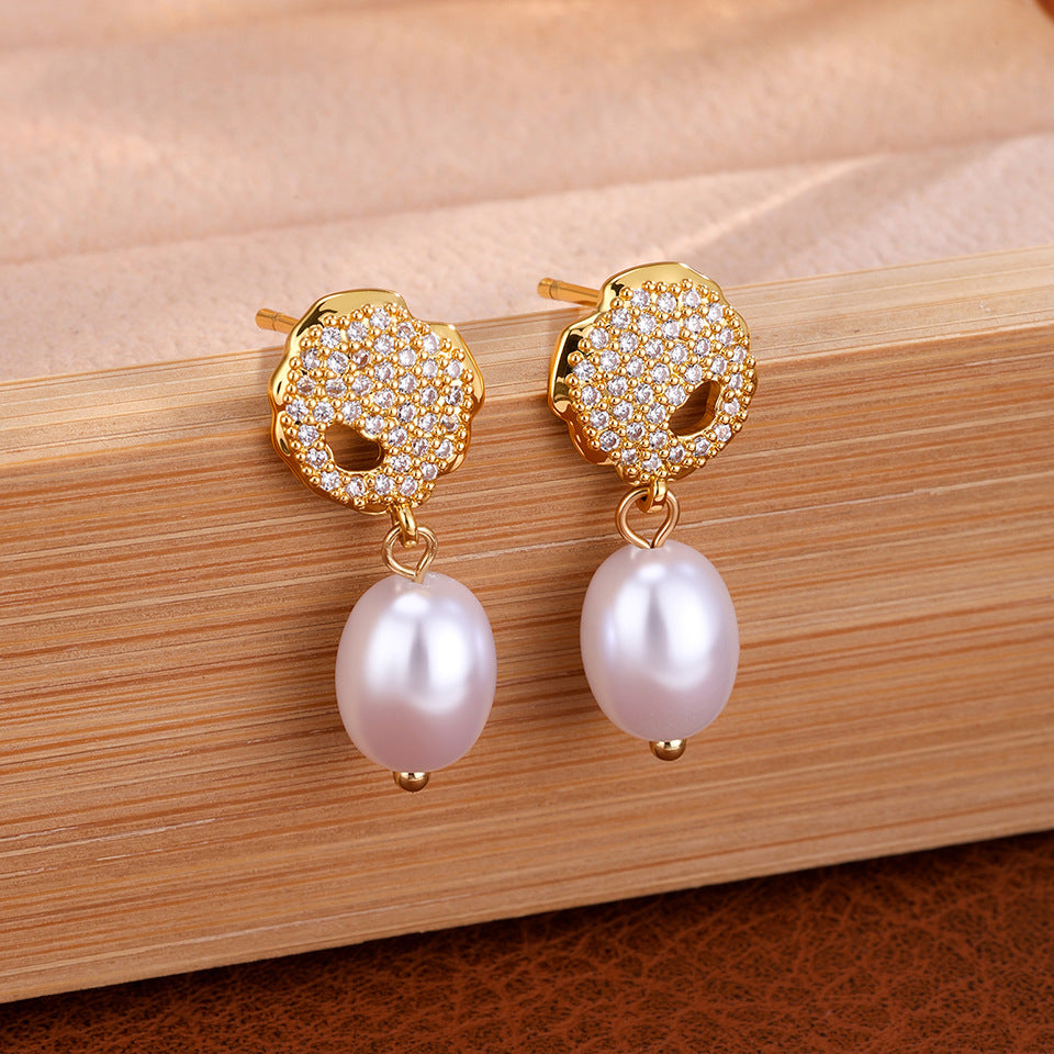 Japanese and Korean exquisite fashion style, niche design, socialite style, light luxury commuter, ultra-glitter fairy with full diamonds, pearl-set earrings