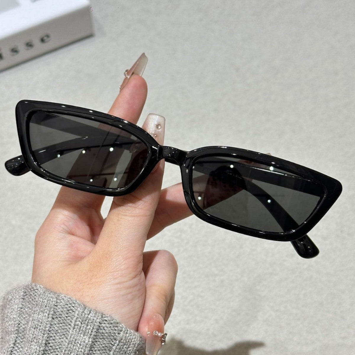 Narrow-frame European and American style sunglasses for women, stylish for photos, sophisticated long cat-eye sunglasses, trendy driving sunglasses for men