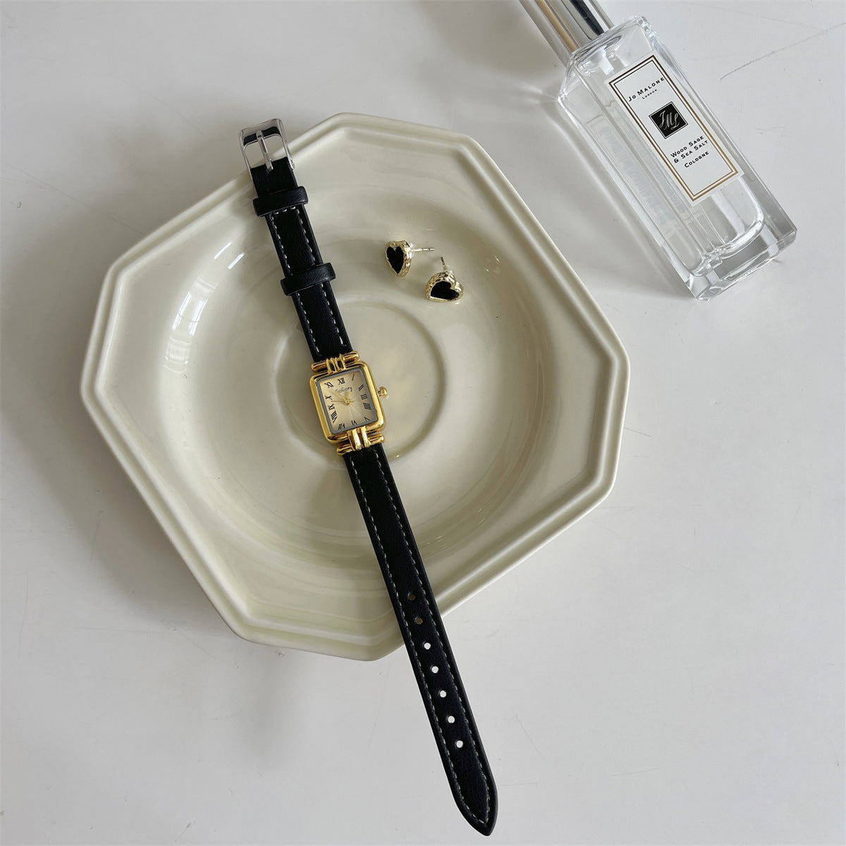Export wholesale fashionable small square watches, simple Roman scale, vintage exquisite petite versatile sugar cube watches for women