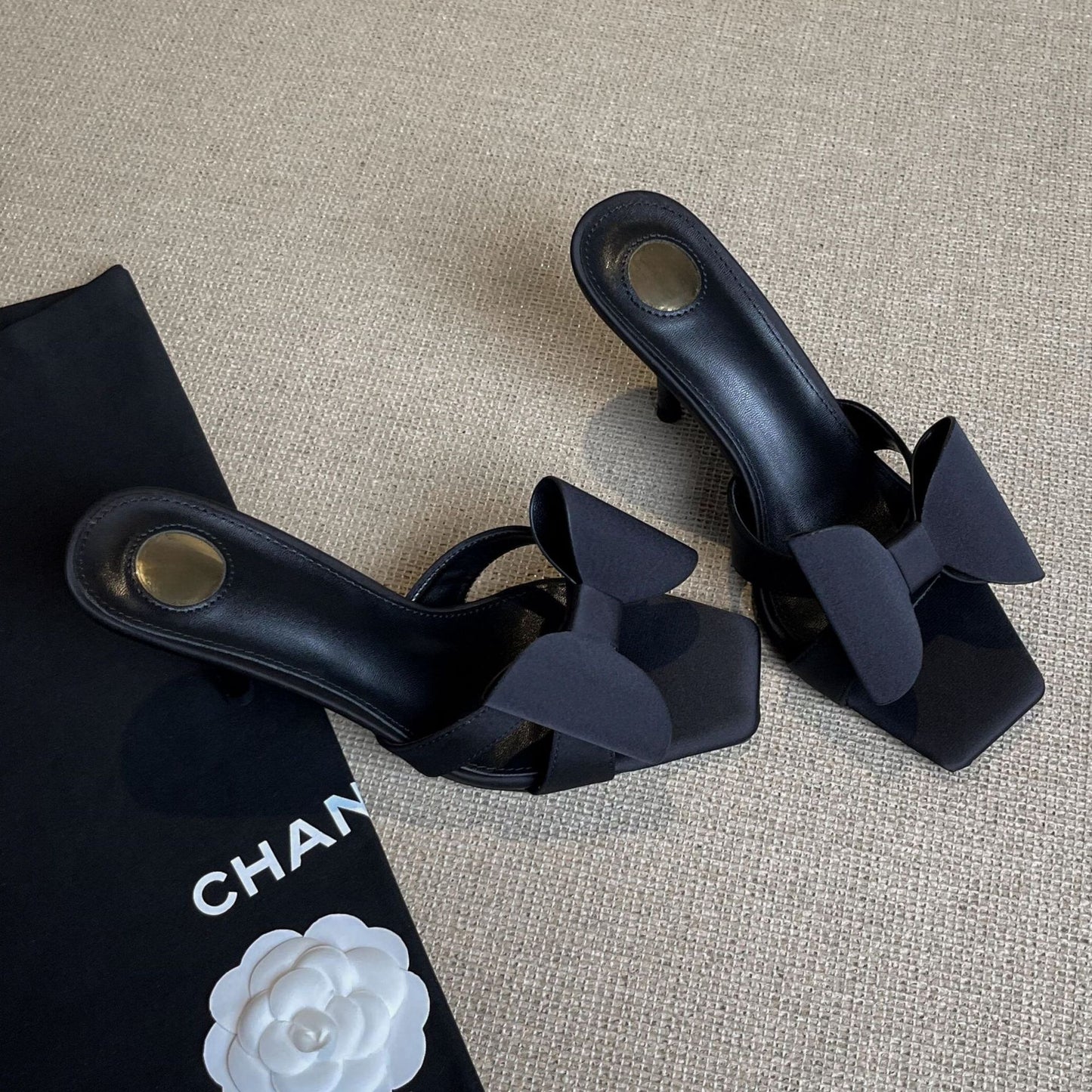 WO Huizhou 2026 new bow European and American black versatile square toe temperament wears open-toe high-heeled slippers outside
