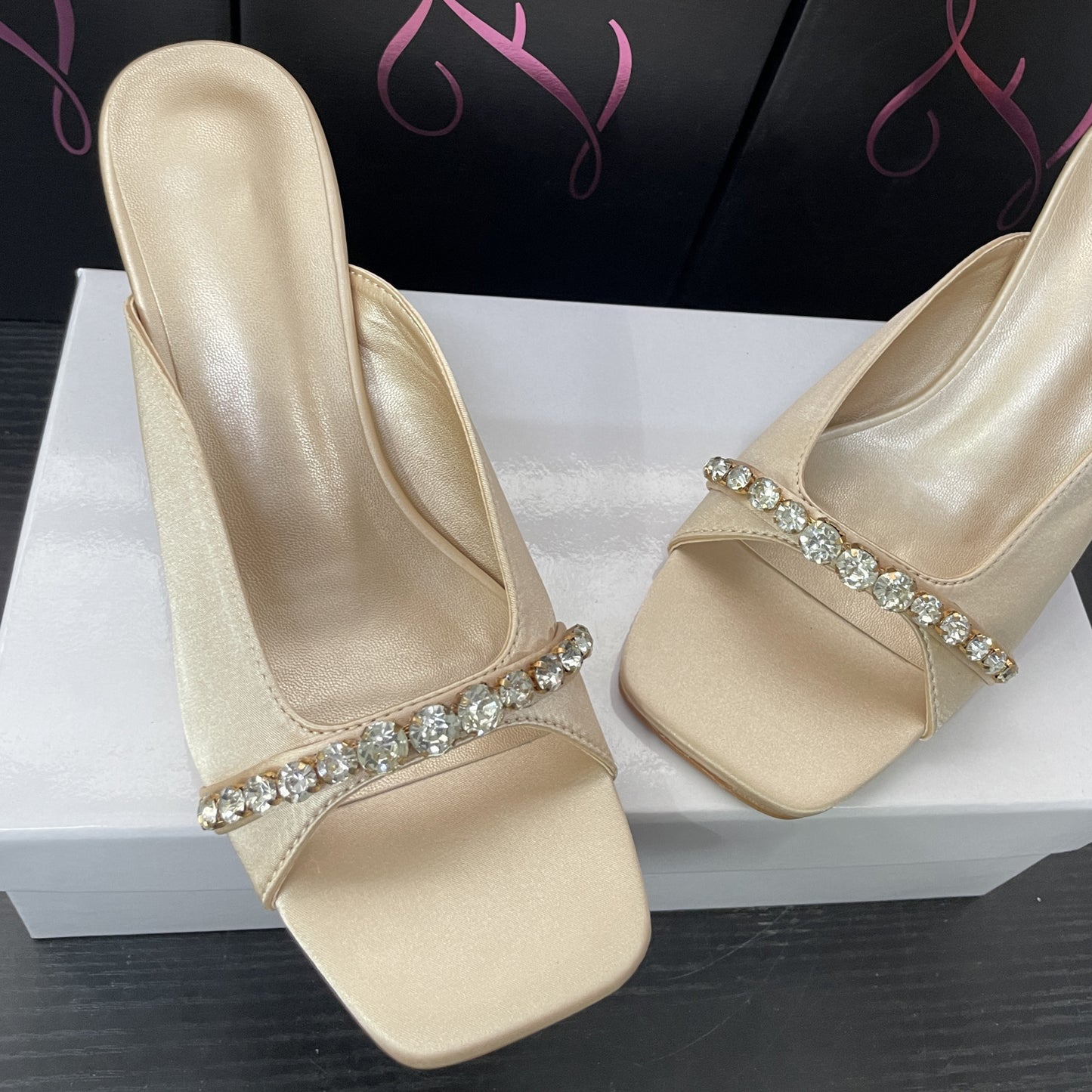 2026 square-toed wine glass heel heel sandals women's microfiber upper rubber sole shows white, wears outer temperament, thin heel