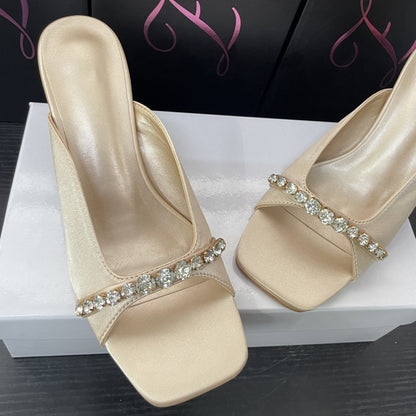2026 square-toed wine glass heel heel sandals women's microfiber upper rubber sole shows white, wears outer temperament, thin heel