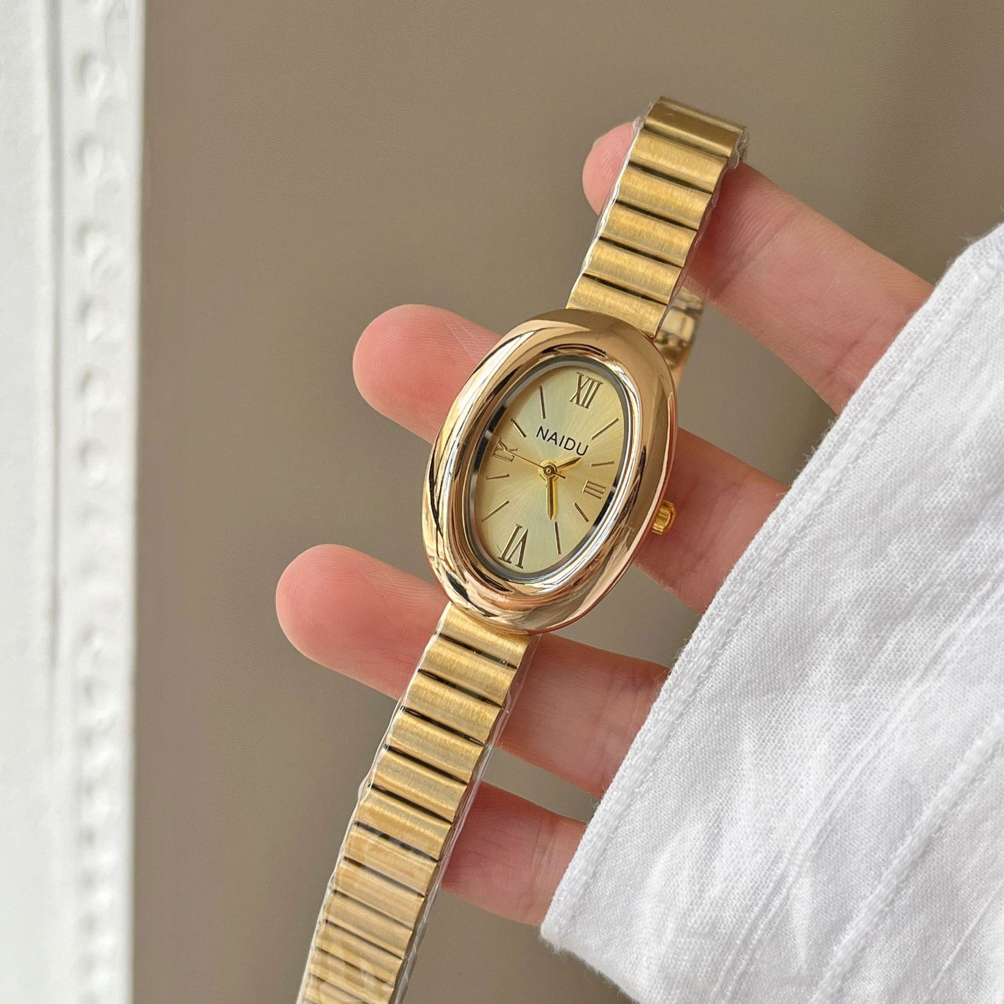 Cross-border new ladies' small gold watches, fashionable hot bathtub series, simple oval gold quartz wristwatches