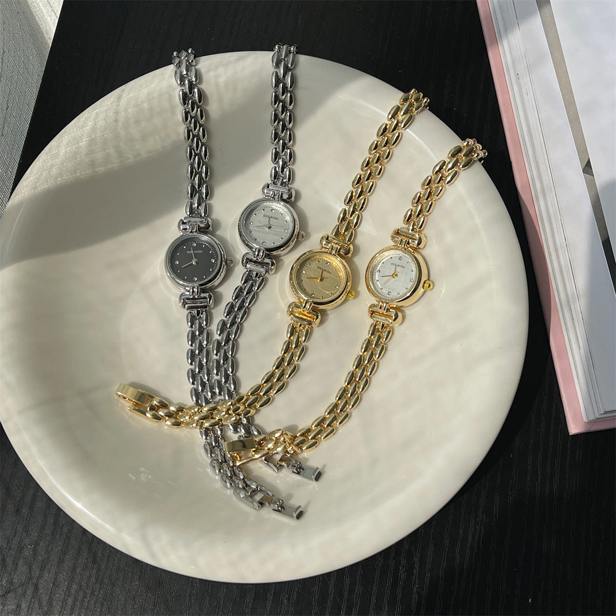 Douyin hot selling Korean fashion chain, small gold watch, women's fashion dot diamond, 2025 new manufacturer wholesale