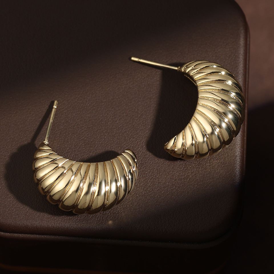 French vintage twisted C-shaped earrings, niche high-end commuting versatile copper-gilt silver earrings, cross-border jewelry wholesale