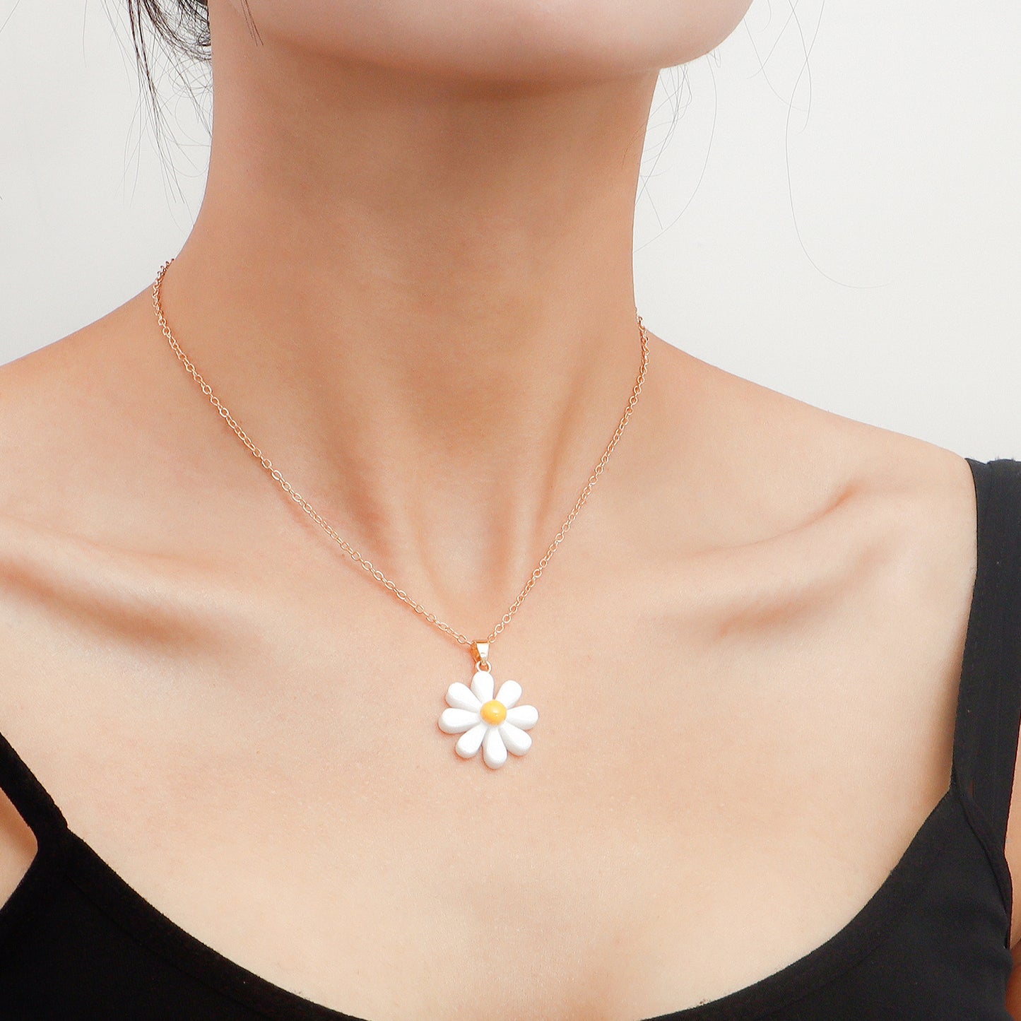European and American cross-border jewelry Y2K simple small fresh petal pendant necklace female sweet flower tassel clavicle chain