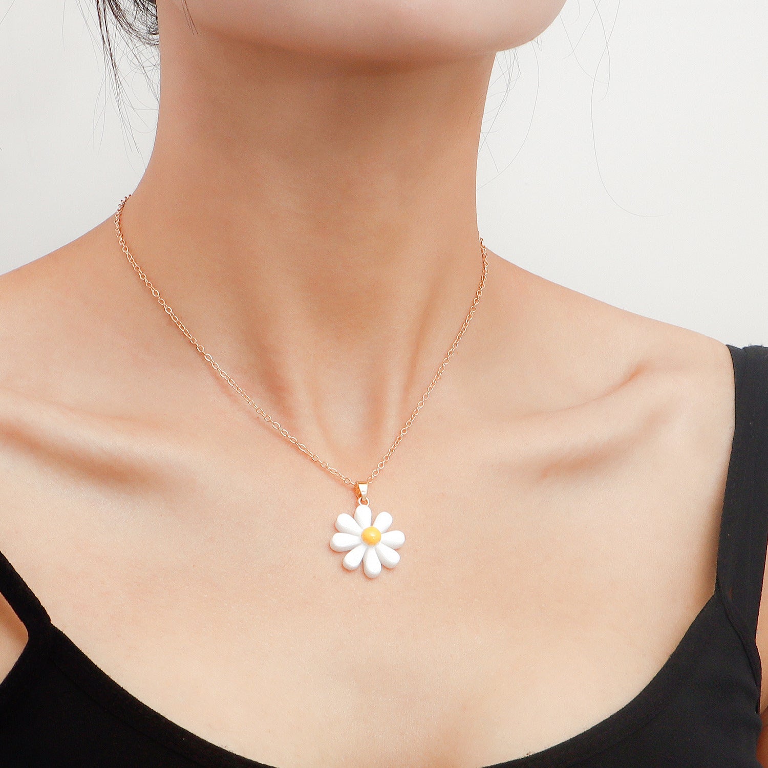 European and American cross-border jewelry Y2K simple small fresh petal pendant necklace female sweet flower tassel clavicle chain