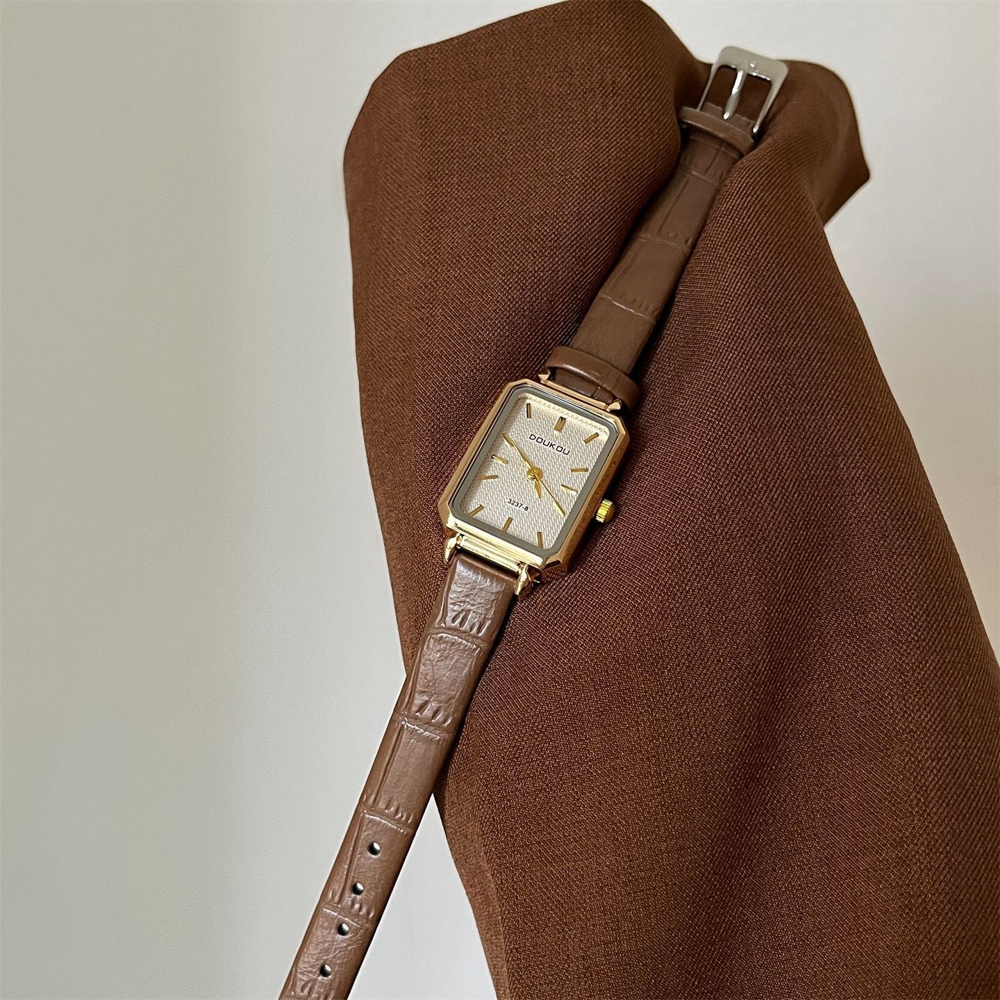 DOUKOU's new fashion hit light luxury student women's wristwatch, niche square watch, women's belt, cross-border