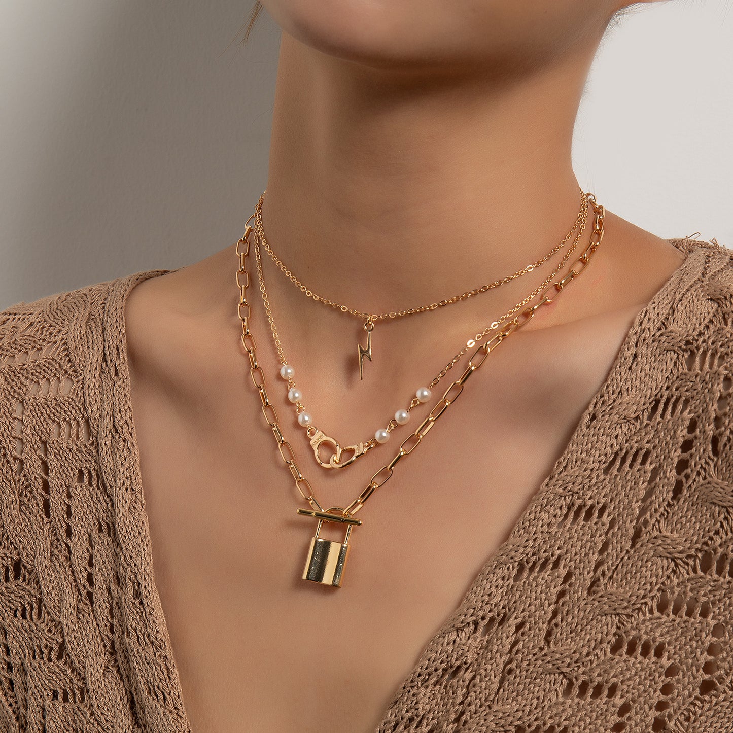 European and American cross-border jewelry, handcuffs, lightning pearls, lock pendants, necklaces, women's personality, fashion temperament, multi-layer necklaces