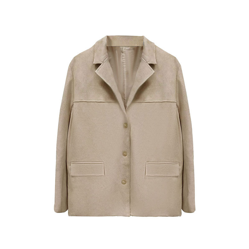 Blazer de senhora castanho em camurça, estilo retro, com bolsos e mangas compridas, num elegante tom europeu e americano, coleção primavera 2025.