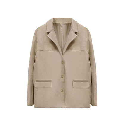 Blazer de senhora castanho em camurça, estilo retro, com bolsos e mangas compridas, num elegante tom europeu e americano, coleção primavera 2025.