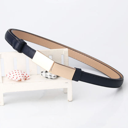 Cinto ajustável, elegante e decorativo para casacos e vestidos, em pele escura, modelo pequeno, ideal para as mulheres que pretendem um cinto para camisola. Disponível em stock.