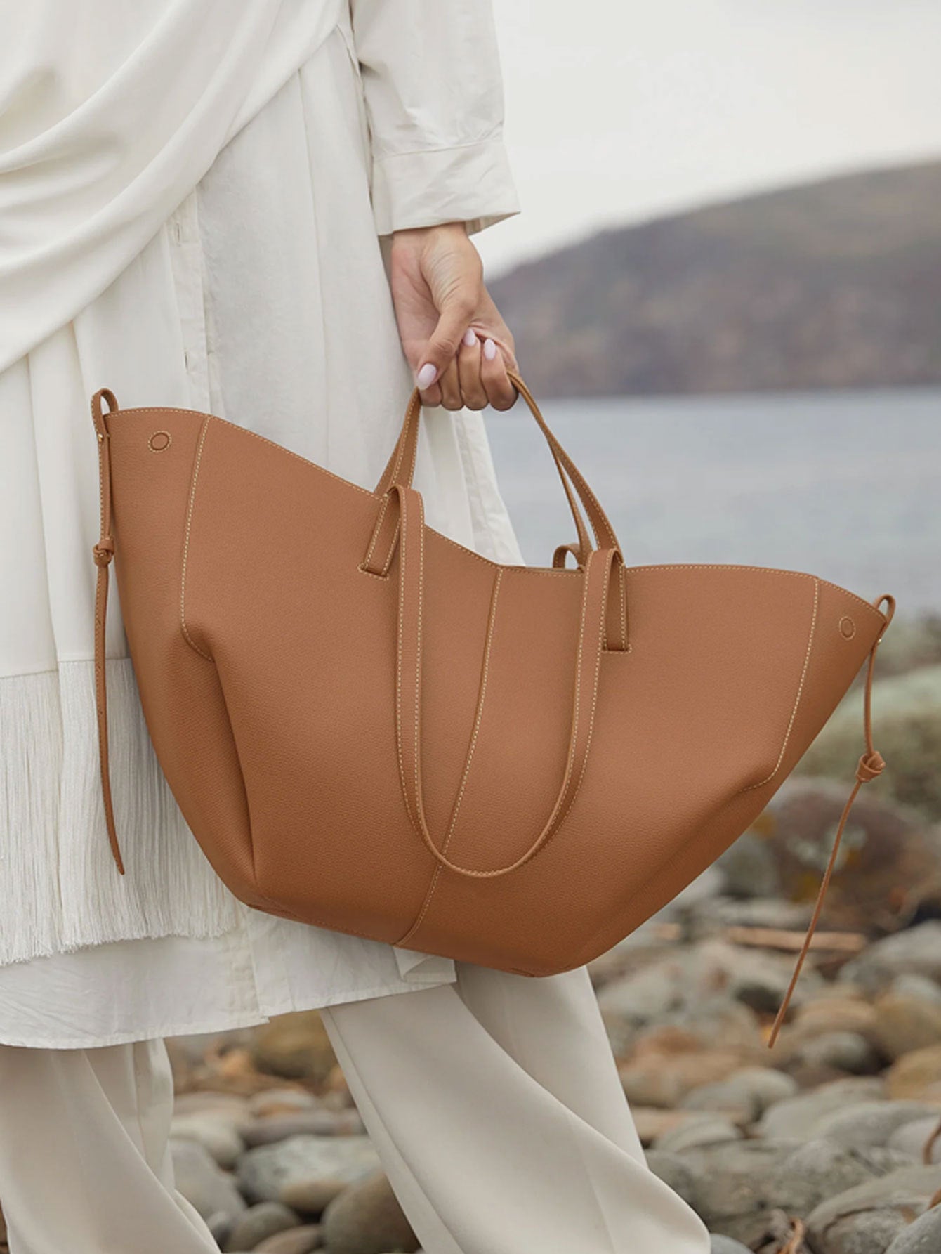 New fashionable tote bag for women, minimalist high-end wing bag, large capacity work commuter shoulder bag, cross-border bag