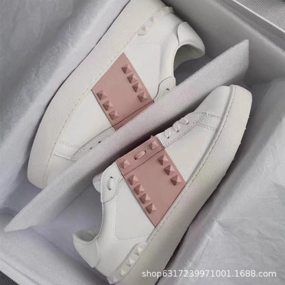 Sapatos de tabuleiro respiráveis de outono e inverno, sapatos masculinos casuais, sapatos brancos, sapatos individuais masculinos, rebites, sapatos da moda da estação europeia, sapatos femininos