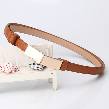 Cinto ajustável, elegante e decorativo para casacos e vestidos, em pele escura, modelo pequeno, ideal para as mulheres que pretendem um cinto para camisola. Disponível em stock.