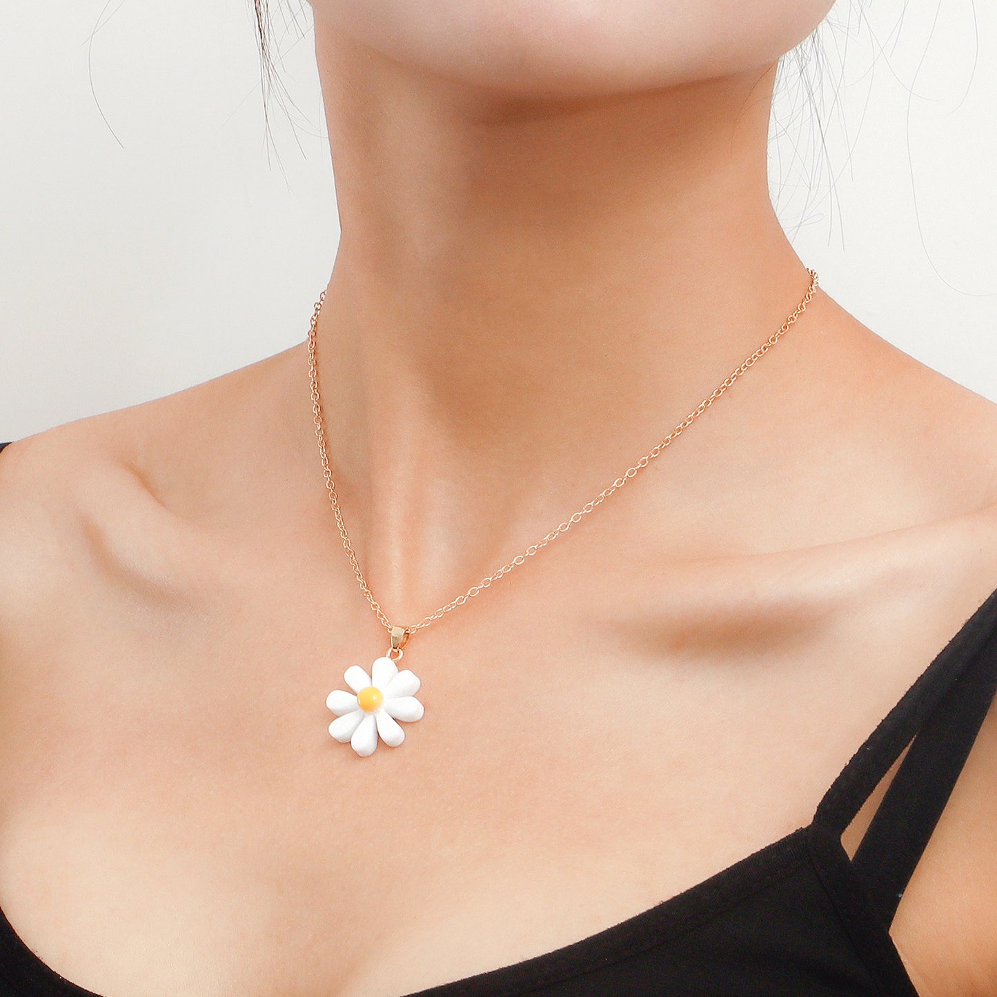 European and American cross-border jewelry Y2K simple small fresh petal pendant necklace female sweet flower tassel clavicle chain