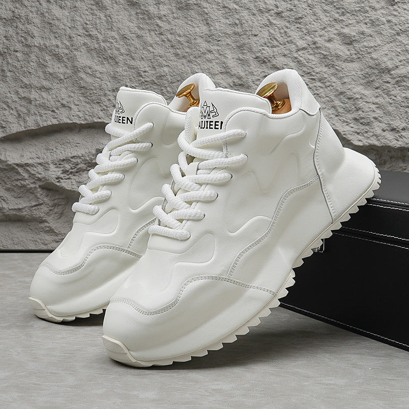 Sapatos casuais bonitos 2025 genuínos de sola macia sapatos brancos de sola grossa Moda esportes couro macio sola macia sapatos de pai para homens