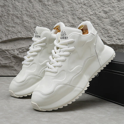 Sapatos casuais bonitos 2025 genuínos de sola macia sapatos brancos de sola grossa Moda esportes couro macio sola macia sapatos de pai para homens