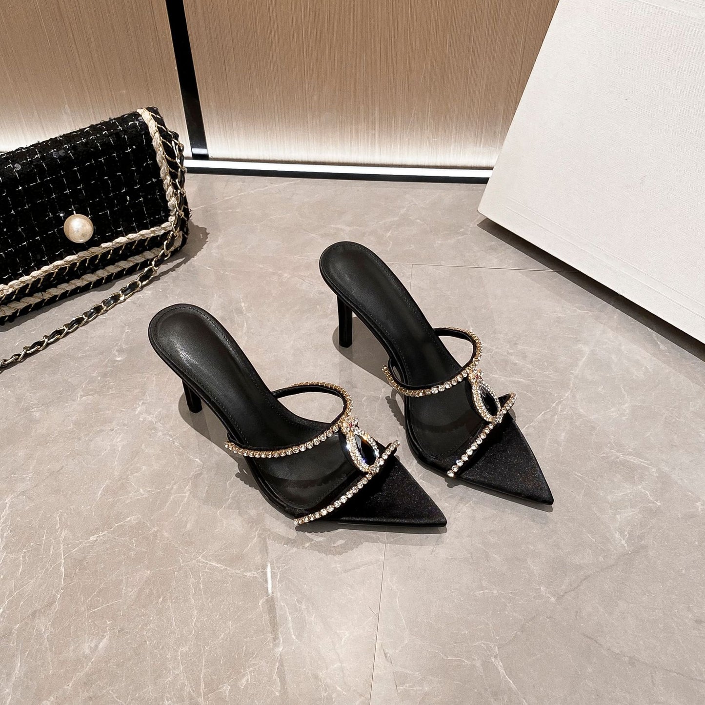WO Huizhou City's new European and American pointed gemstone stiletto heel slippers in the summer of 2026 wear open-toe I-strings with rhinestones