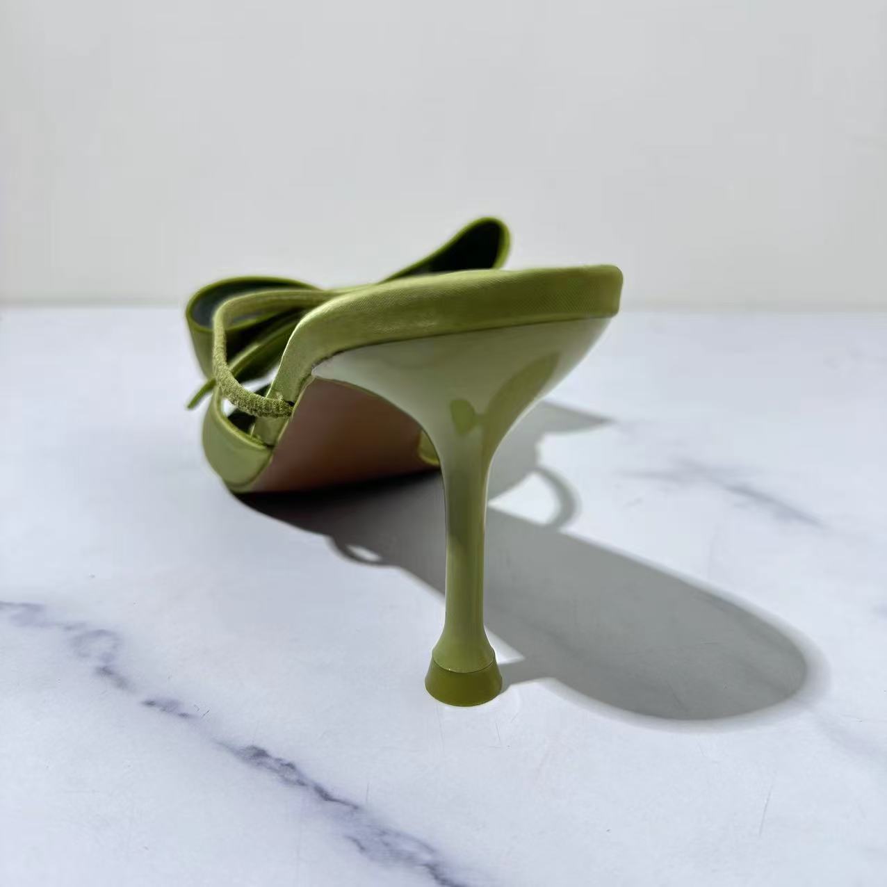 ZA2024 verão Novo Salto Alto Sapatos Femininos Seda Cetim Salto Fino Arco Enfeitado Sandálias Mule Rosa Vermelho Dedo Aberto Sapatos Femininos