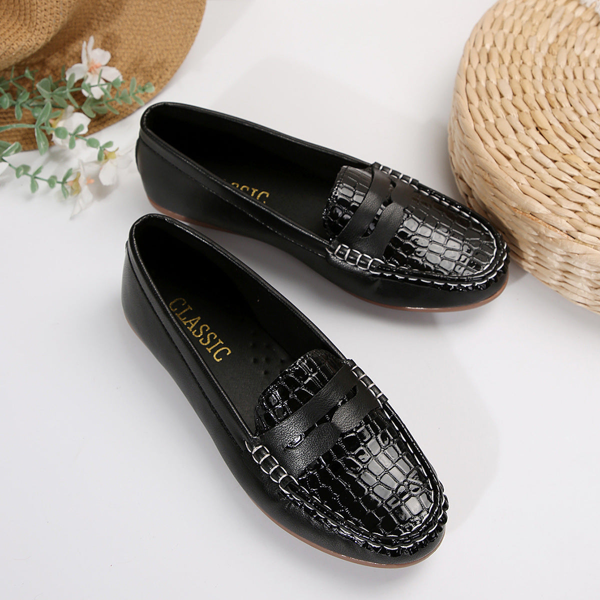 Cross-border women's shoes wholesale, foreign trade black crocodile pattern women's loafers, women's flat casual shoes, everyday women's shoes