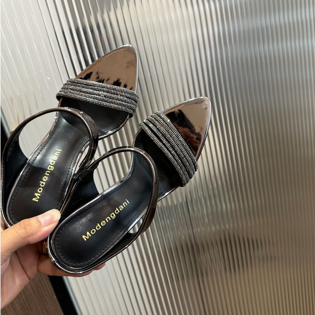 WO Huizhou City's 2026 autumn new one-line strap sandals, horseshoe heels, gun-colored high heels, fashionable European and aesthetic