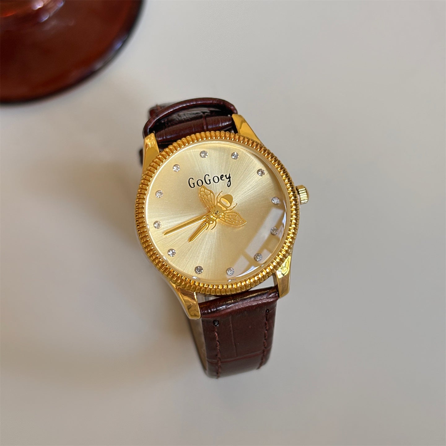 Ancient European trendy high-end vintage couple's watches, little bee pointers, niche belt wristwatches for women, cross-border bestsellers