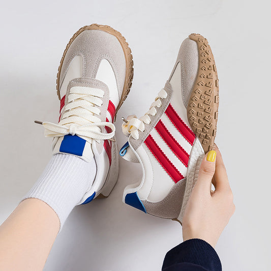 Sapatilhas de treino alemãs para mulher com sola grossa e salto interior alto, modelo "dad shoes", novo modelo para o outono, desportivo e casual, versátil, em branco (F8866).