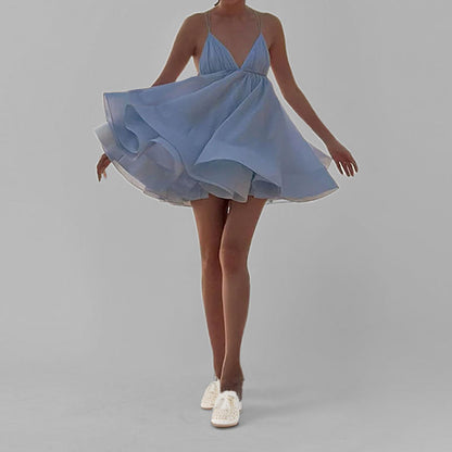 Vestido plissado bufante com decote em V, costas abertas e alças, lançamento da coleção primavera 2026 da Amazon, disponível nos mercados europeu e americano.