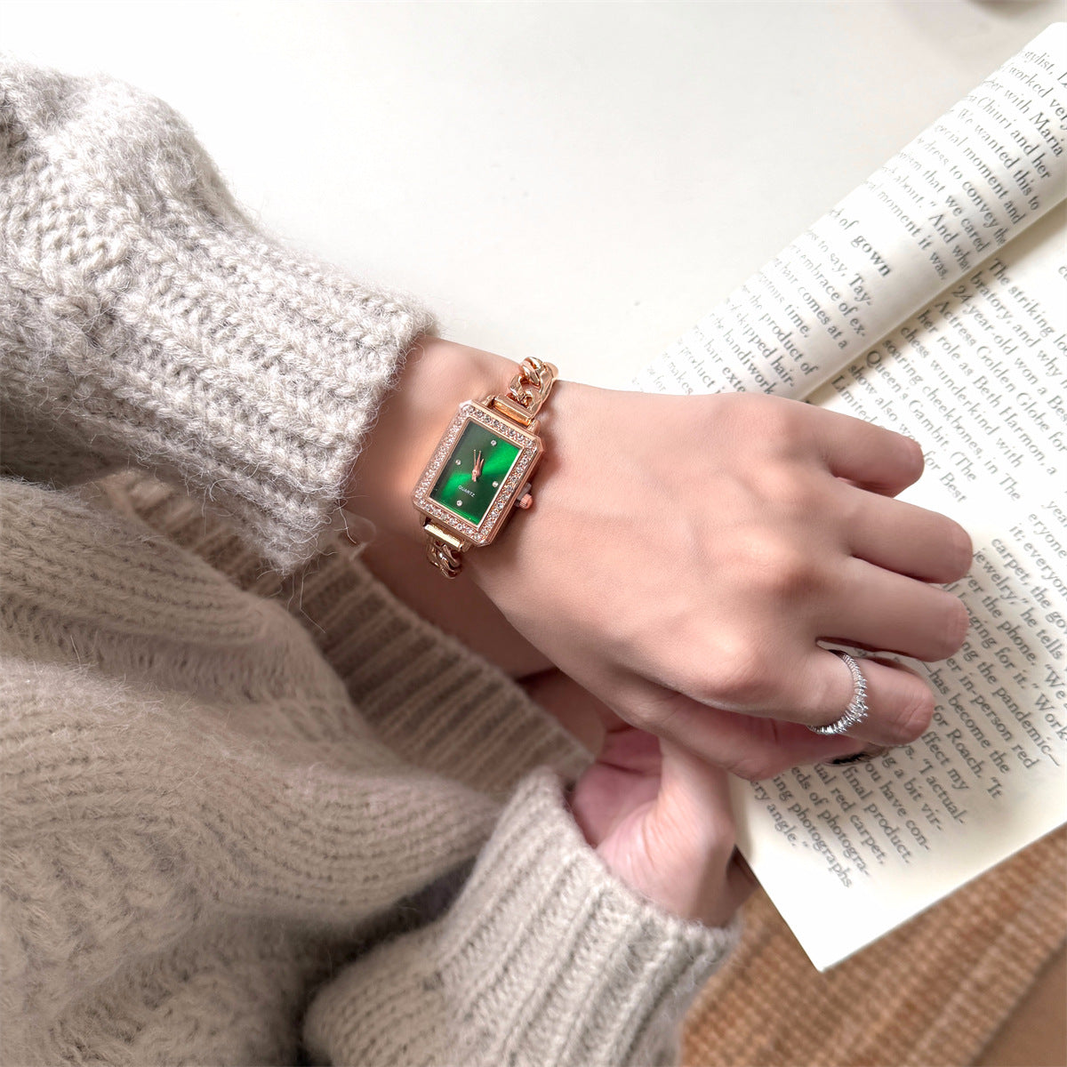 Best-selling niche fashion vintage elegant bracelet watch, square diamond-edged quartz watch, premium chain women's watch