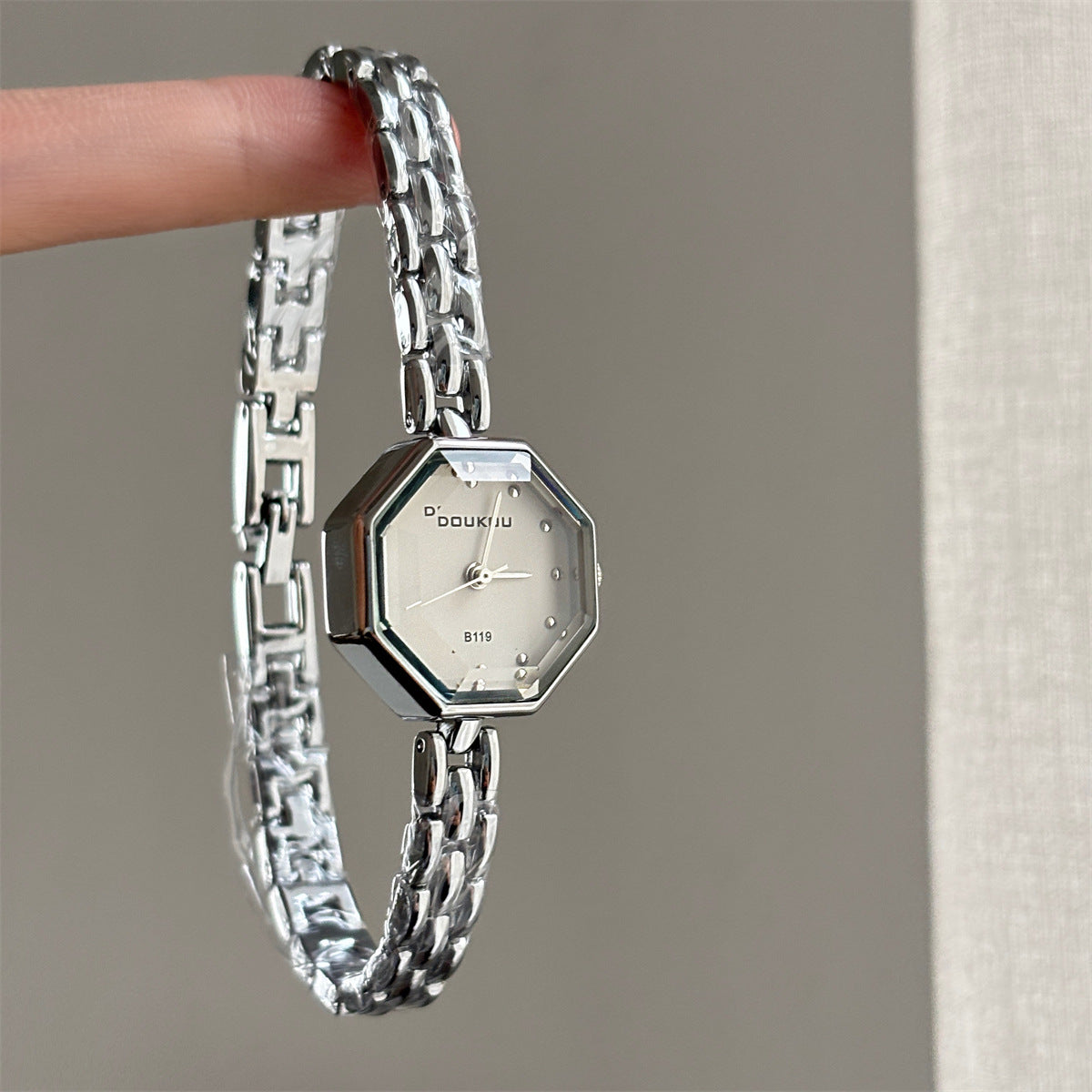 DOUKOU Unique Vintage Niche Design High-End Mini Small Dial Bracelet Watch Feminine Elegance Watch