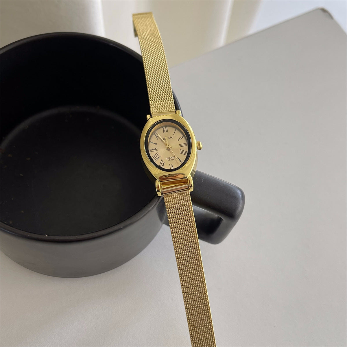 New small dial oval vintage watches, high-end vintage women's watches, niche temperament, fashionable women's watches wholesale